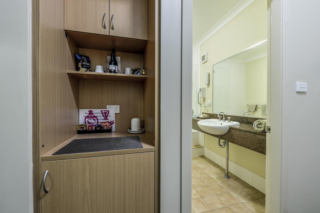 Golden Guitar Motor Inn Тамуорт Номер фото